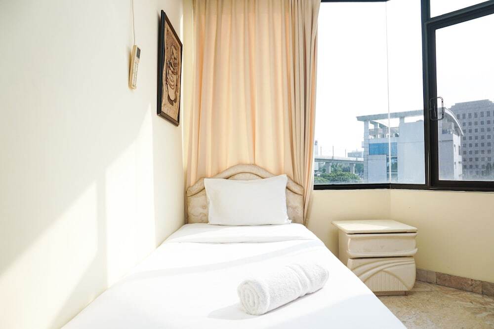 Джакарта: 2BR with Pool View at Beverly Tower Apartment