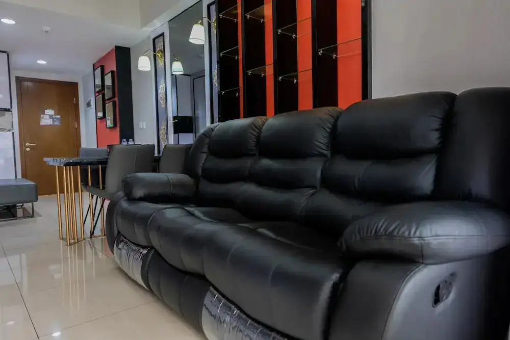 Legok: 3BR Apartment with Pool View at M-Town Residence