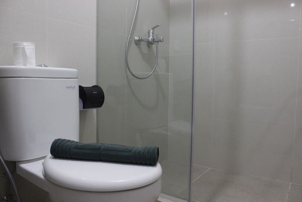 Бандунг: Artistic 3BR Apartment at Landmark Residence