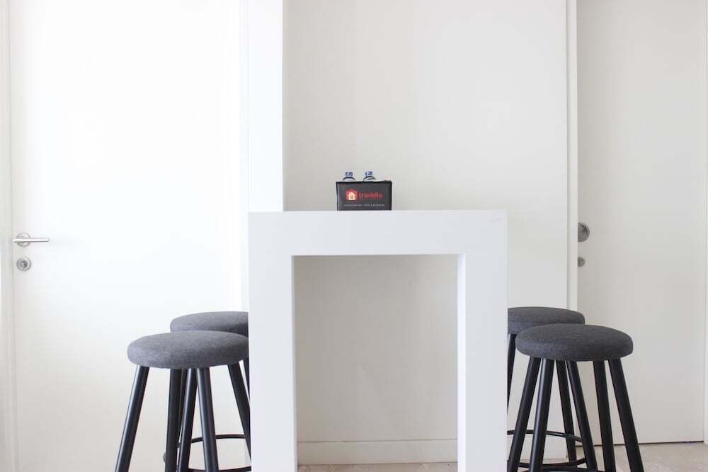 Бандунг: Artistic 3BR Apartment at Landmark Residence