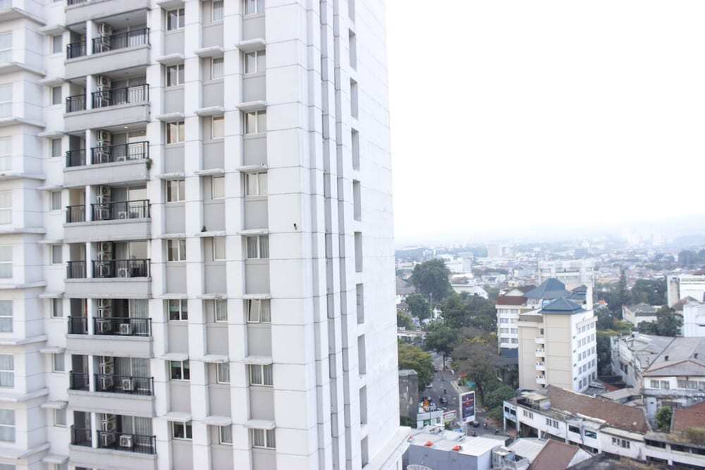 Бандунг: Classic 3BR At Braga City Walk Apartment