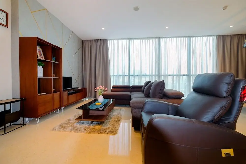 Classy 2BR Casa Domaine Apartment with Maid Room By Travelio — фото 1