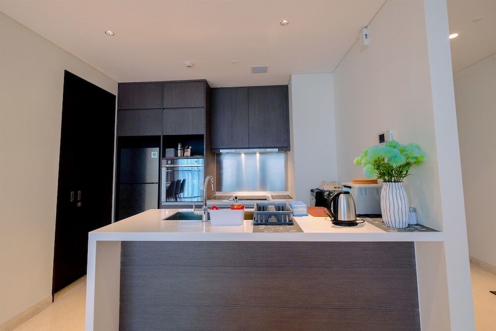 Джакарта: Classy 2BR Casa Domaine Apartment with Maid Room By Travelio