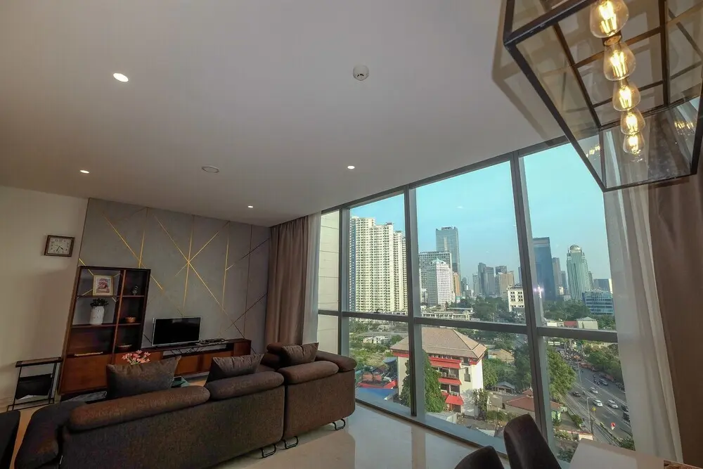Джакарта: Classy 2BR Casa Domaine Apartment with Maid Room By Travelio