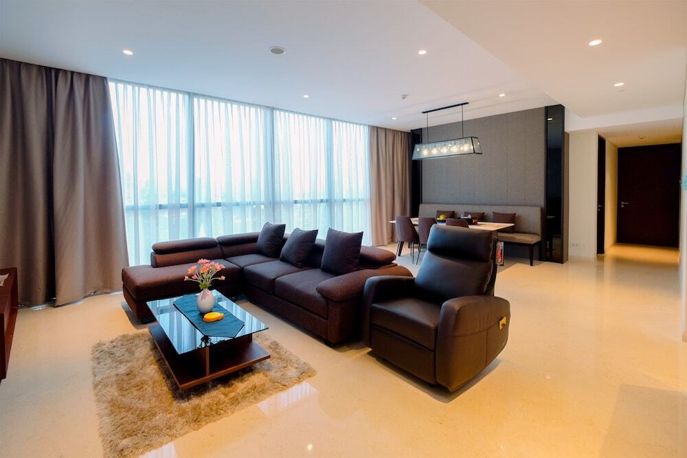 Джакарта: Classy 2BR Casa Domaine Apartment with Maid Room By Travelio
