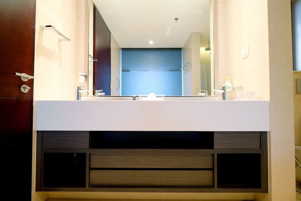 Джакарта: Classy 2BR Casa Domaine Apartment with Maid Room By Travelio