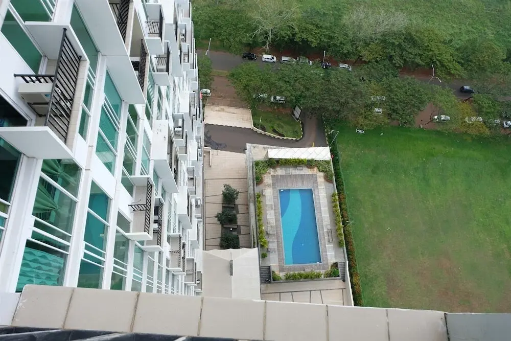 Южный Тангеранг: Comfortable 1BR Tree Park Apartment