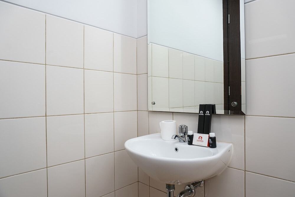 Джакарта: Cozy 2BR Aspen Residence Apartment By Travelio