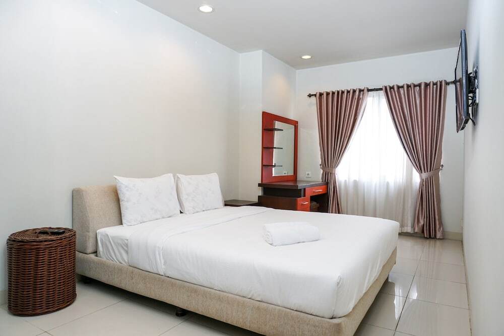 Джакарта: Elegant Pool View 2br Cosmo Mansion Apartment