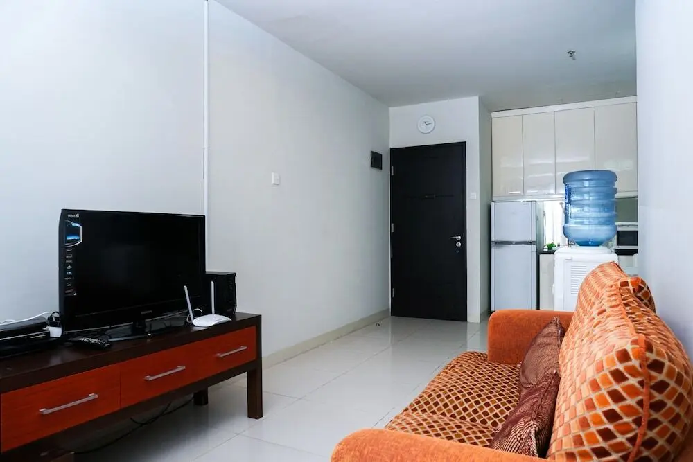 Джакарта: Elegant Pool View 2br Cosmo Mansion Apartment