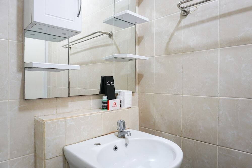 Джакарта: Elegant Pool View 2br Cosmo Mansion Apartment