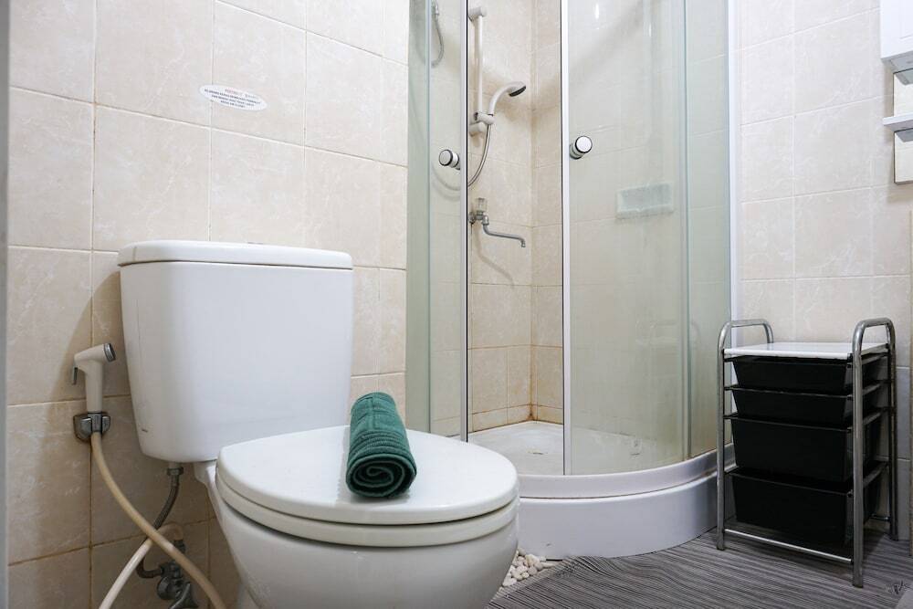 Джакарта: Elegant Pool View 2br Cosmo Mansion Apartment