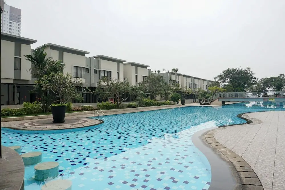 Джакарта: Elegant Pool View 2br Cosmo Mansion Apartment