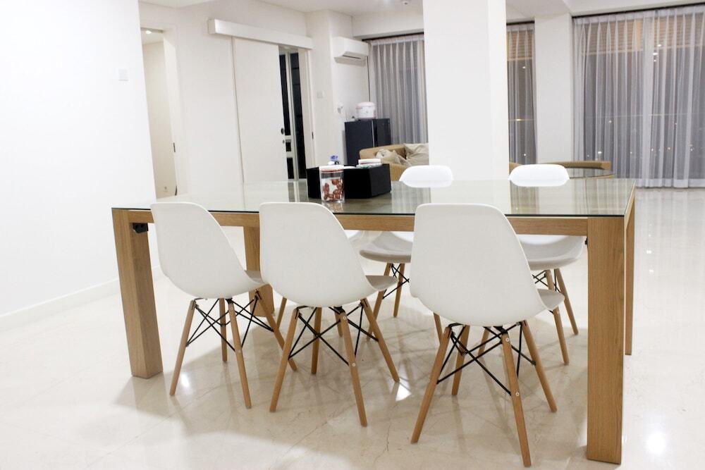 Бандунг: Homey 4BR Apartment at Landmark Residence
