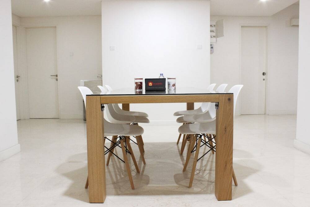 Бандунг: Homey 4BR Apartment at Landmark Residence