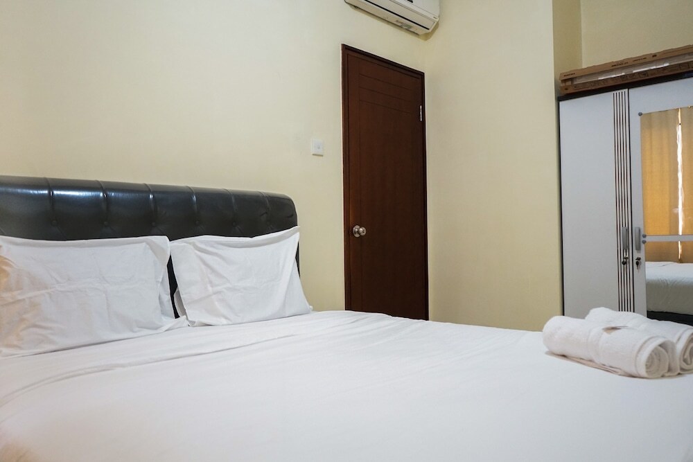 Джакарта: Minimalist 2BR Mediterania Marina Residences By Travelio
