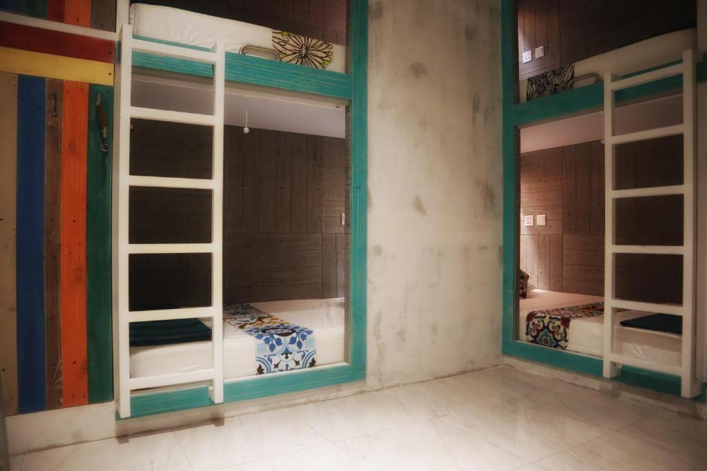 Пенида: Write Hostel
