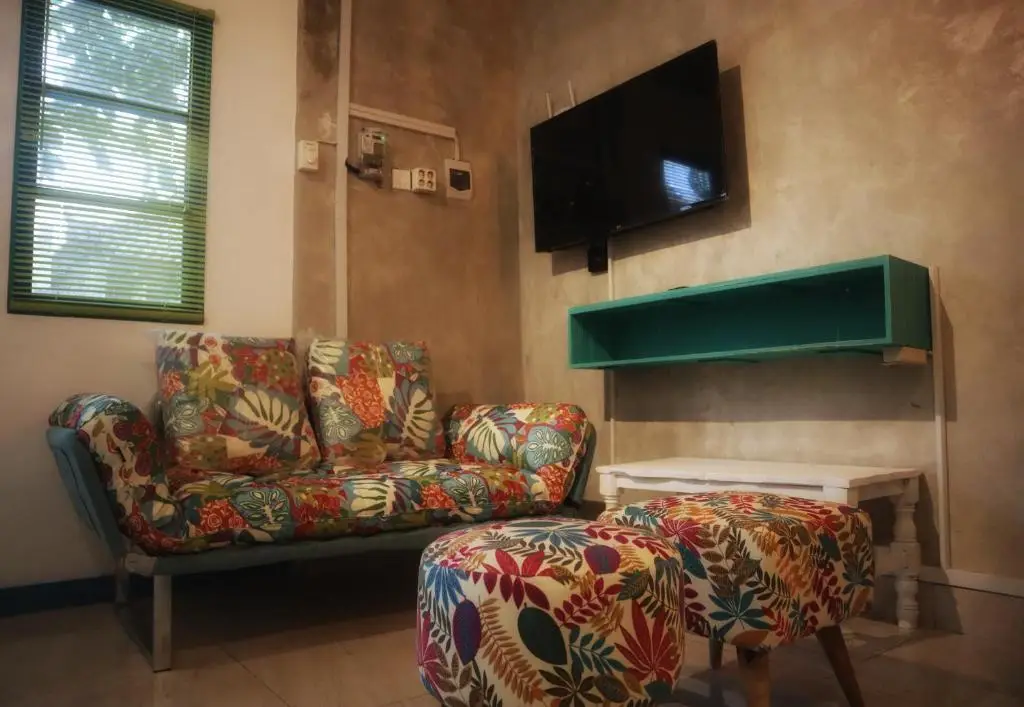 Пенида: Write Hostel