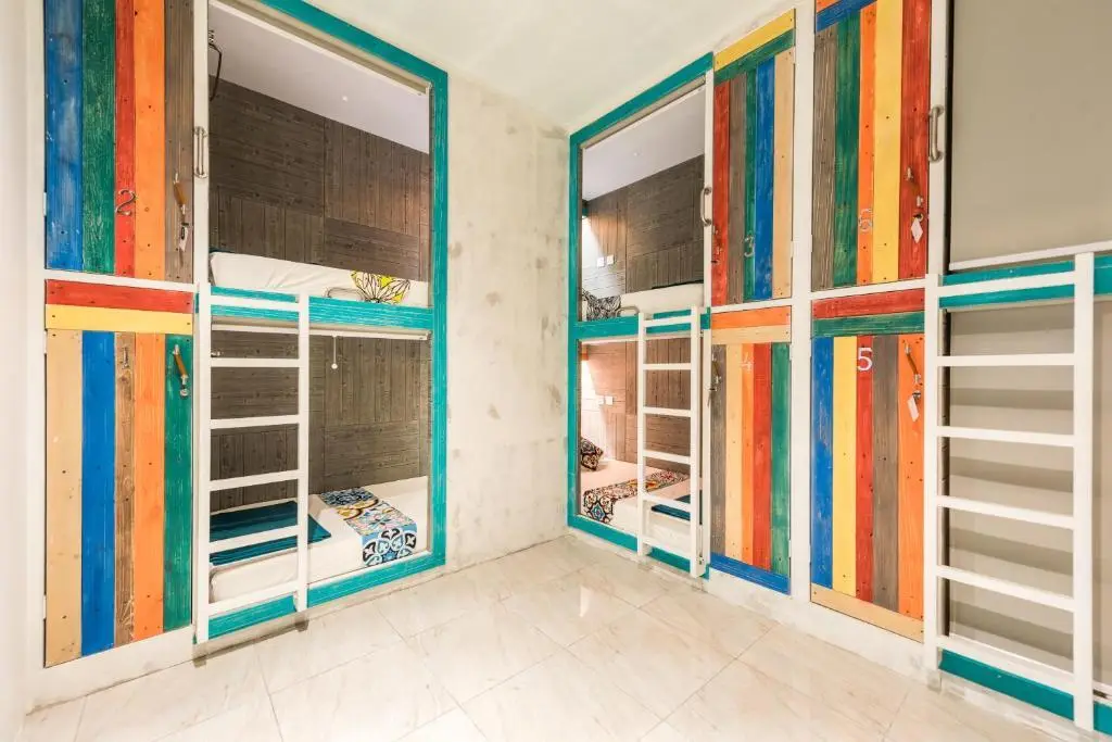 Пенида: Write Hostel