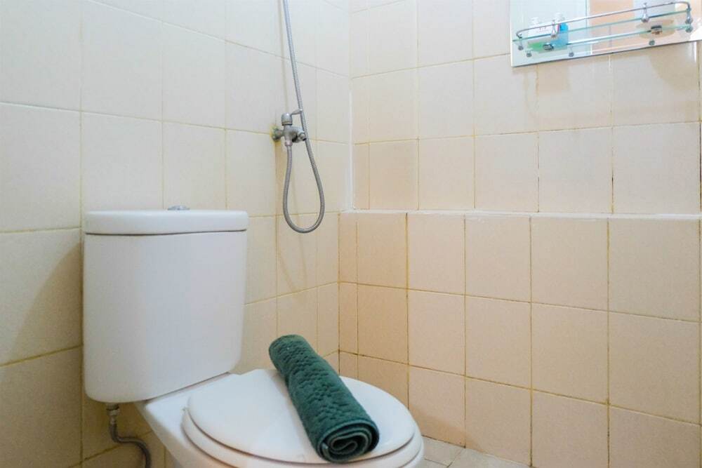 Джакарта: Simply Warm 2BR Green Palace Apartment