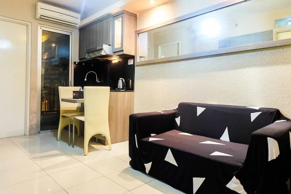 Джакарта: Simply Warm 2BR Green Palace Apartment