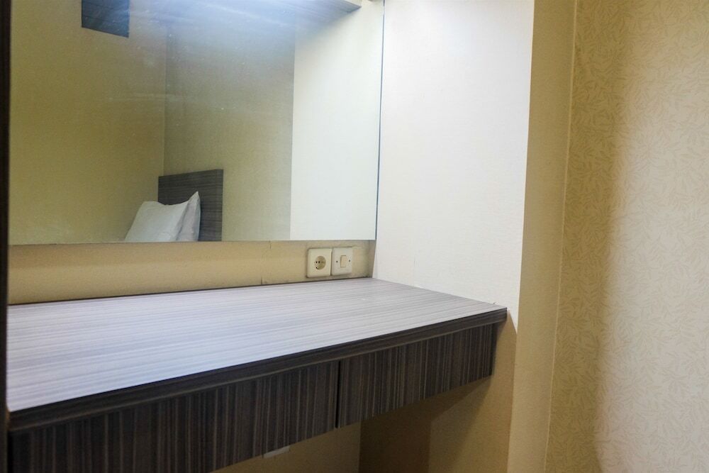 Джакарта: Simply Warm 2BR Green Palace Apartment