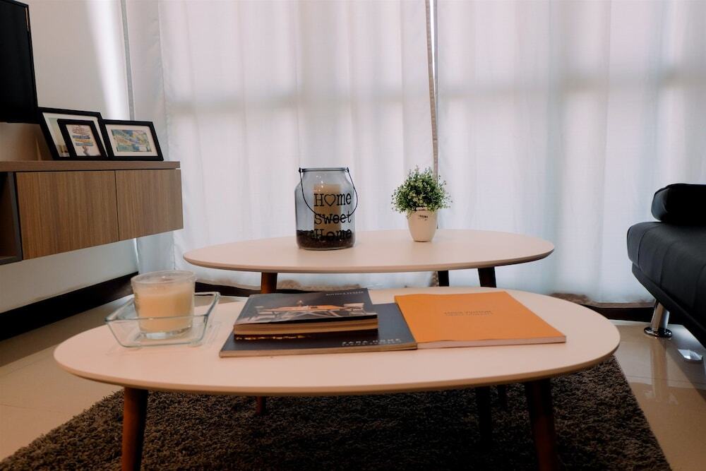 Джакарта: Modern Looks And Homey 2br Gallery West Apartment