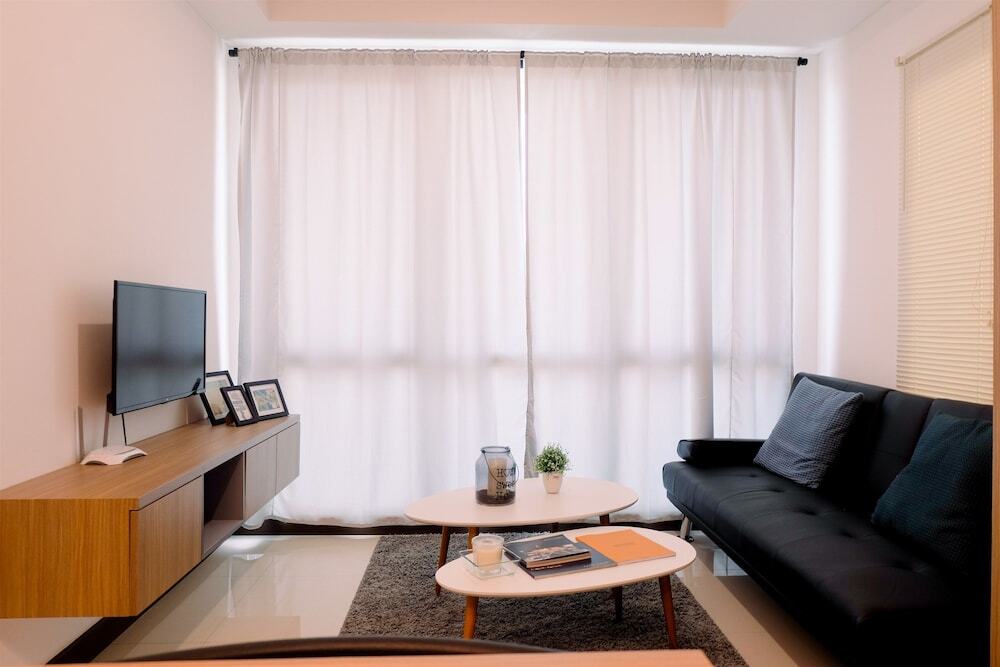 Джакарта: Modern Looks And Homey 2br Gallery West Apartment