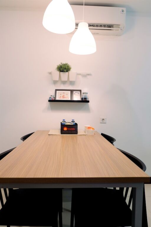 Джакарта: Modern Looks And Homey 2br Gallery West Apartment