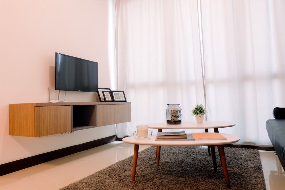 Джакарта: Modern Looks And Homey 2br Gallery West Apartment