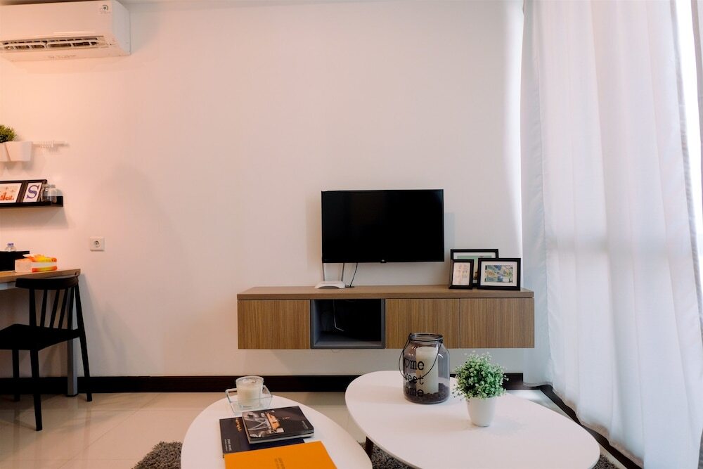 Джакарта: Modern Looks And Homey 2br Gallery West Apartment