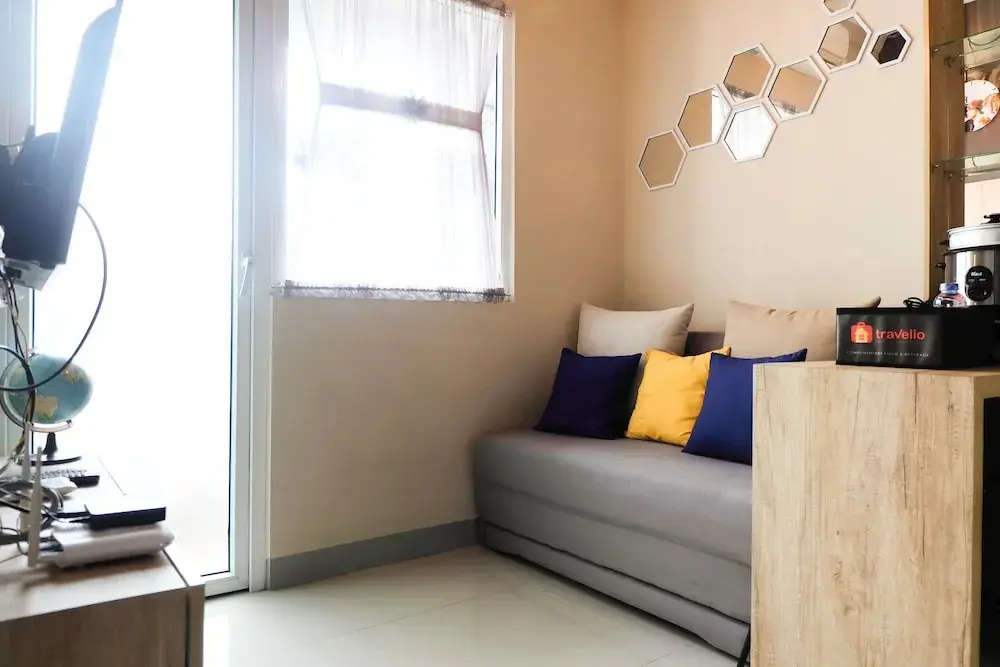 Джакарта: Modern and Bright 2BR Green Pramuka Apartment