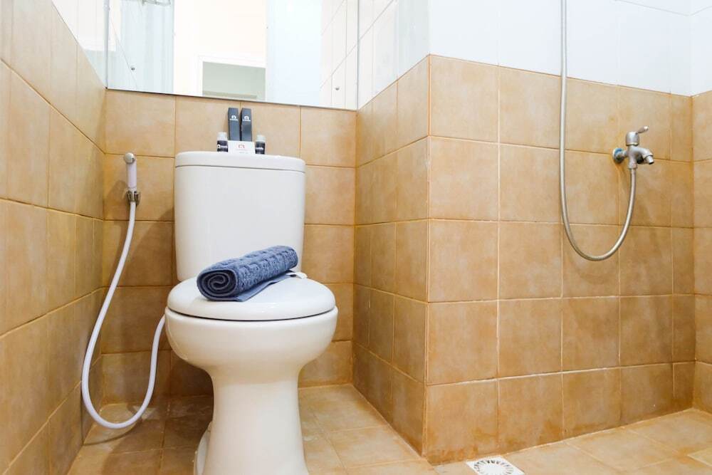 Джакарта: Modern and Bright 2BR Green Pramuka Apartment