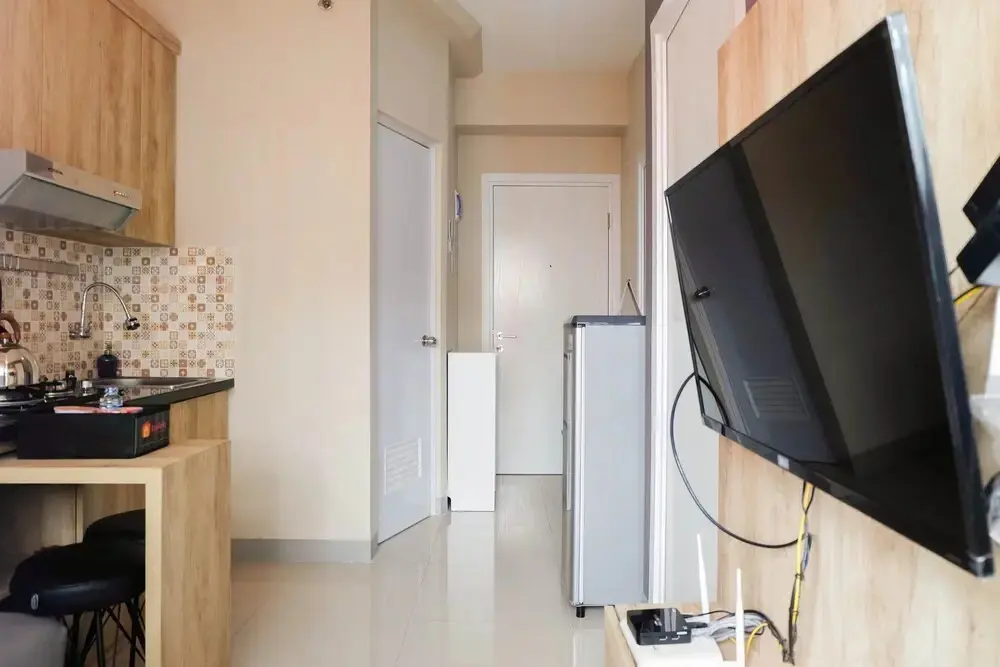 Джакарта: Modern and Bright 2BR Green Pramuka Apartment
