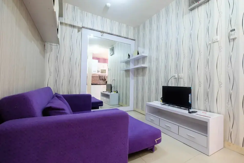 Джакарта: Homey 1BR with Spacious Living Room and Sofa Bed Green Pramuka Apartment