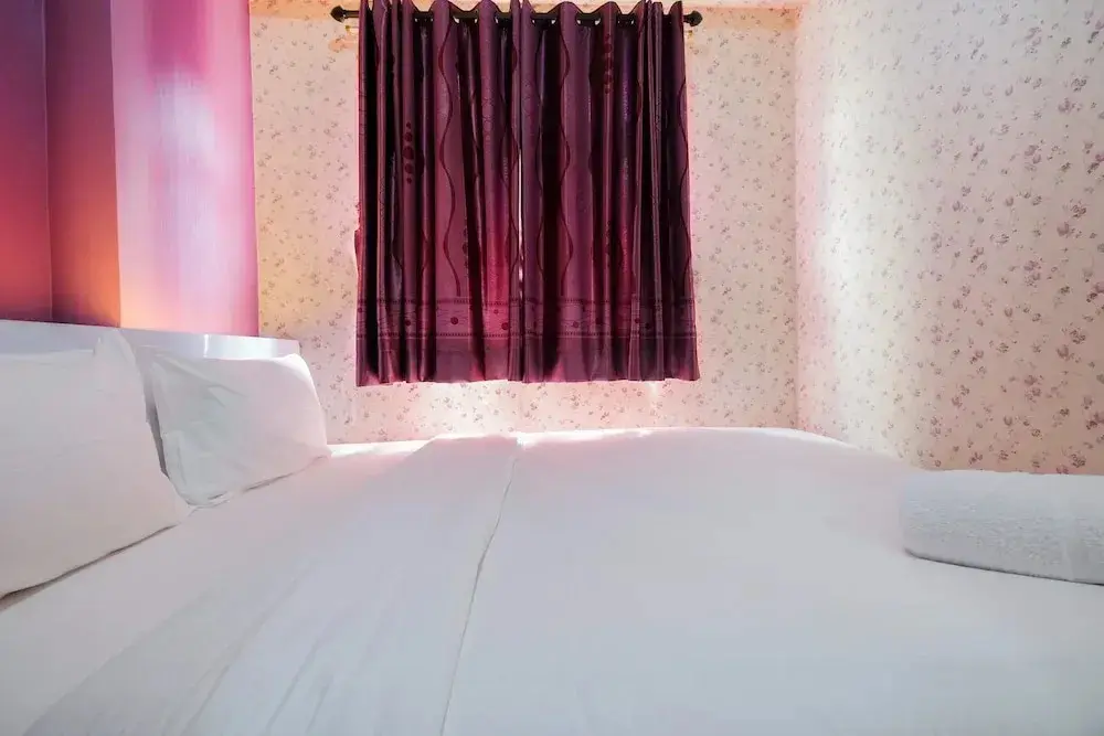 Джакарта: Homey 1BR with Spacious Living Room and Sofa Bed Green Pramuka Apartment