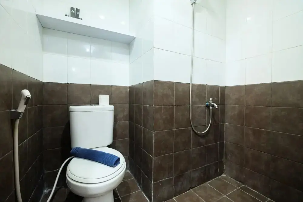 Джакарта: Homey 1BR with Spacious Living Room and Sofa Bed Green Pramuka Apartment