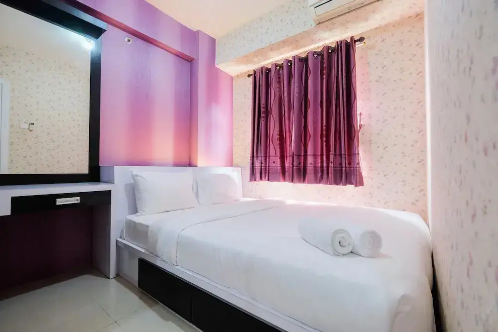 Джакарта: Homey 1BR with Spacious Living Room and Sofa Bed Green Pramuka Apartment