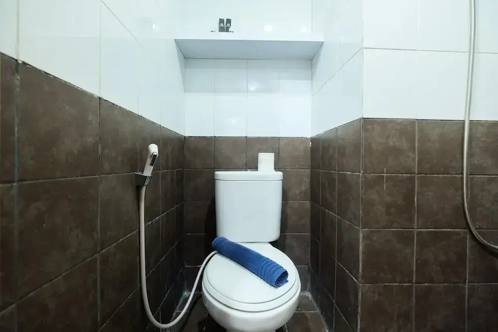 Джакарта: Homey 1BR with Spacious Living Room and Sofa Bed Green Pramuka Apartment