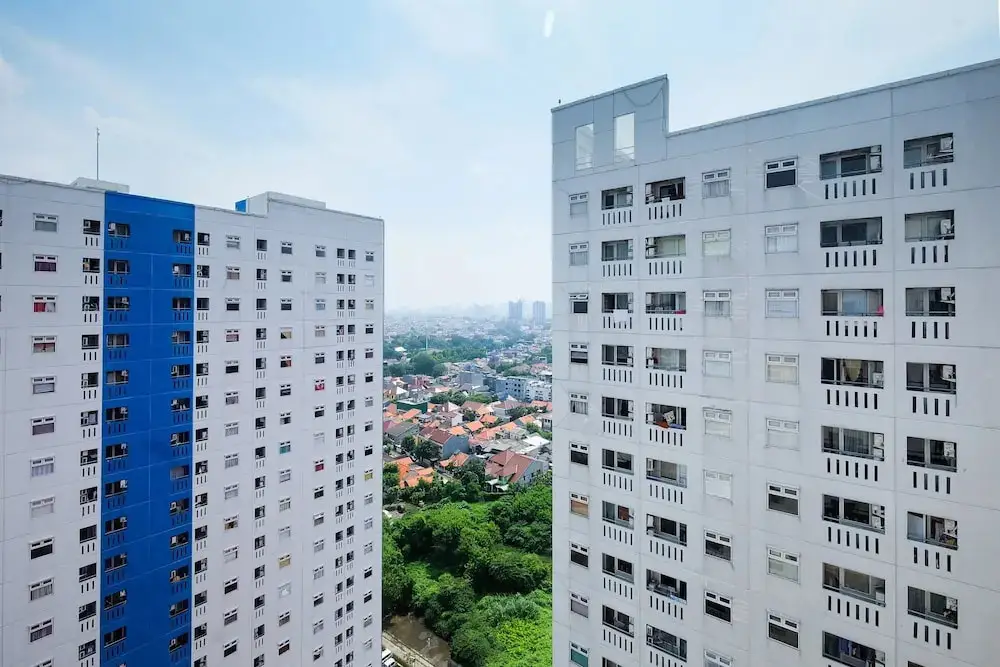 Homey 1BR with Spacious Living Room and Sofa Bed Green Pramuka Apartment — фото 1