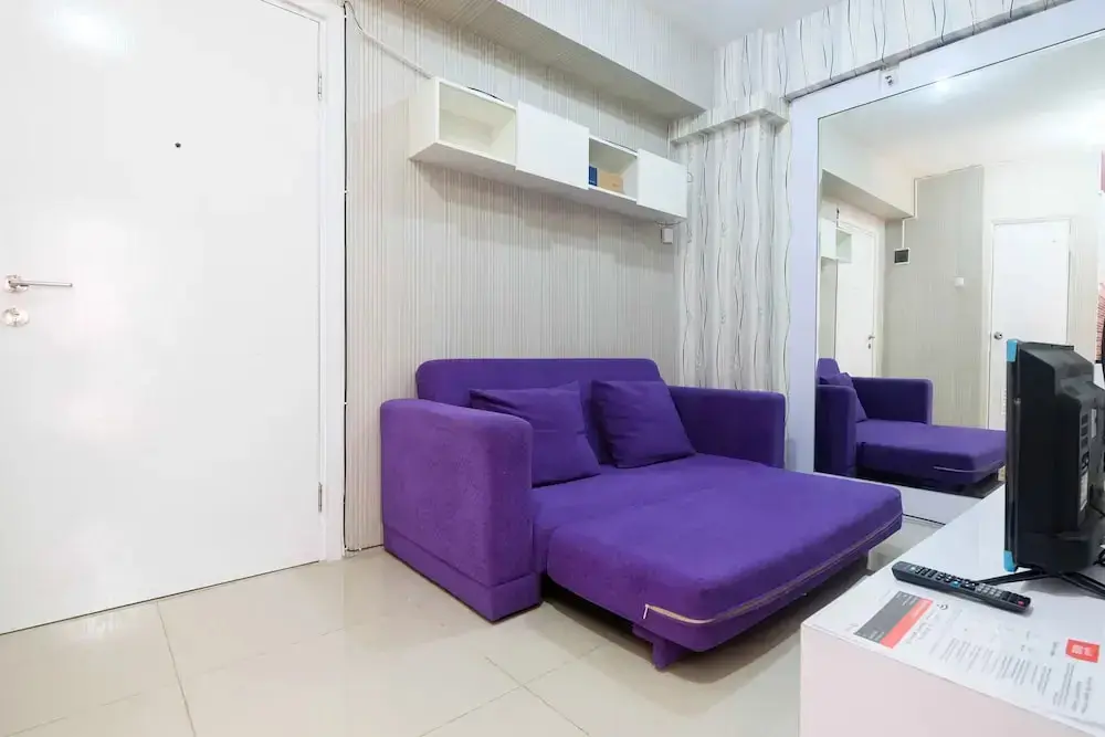 Джакарта: Homey 1BR with Spacious Living Room and Sofa Bed Green Pramuka Apartment