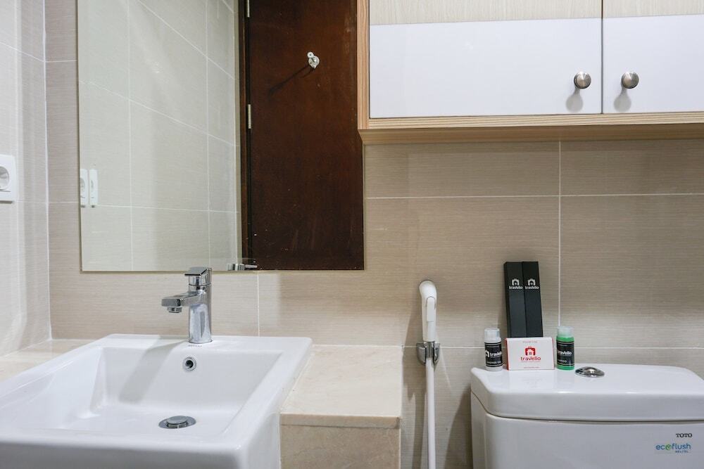 Джакарта: Modern Studio Room Puri Mansion Apartment
