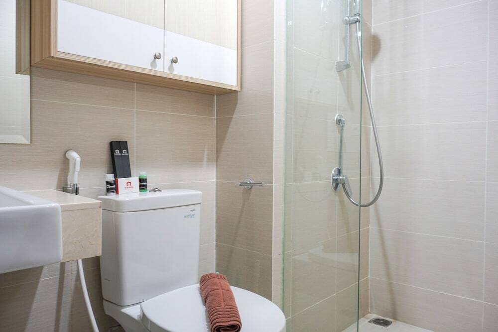 Джакарта: Modern Studio Room Puri Mansion Apartment