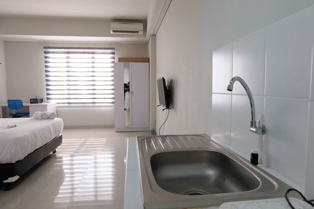 Legok: Beverly 90210 Studio Apartment at Serpong