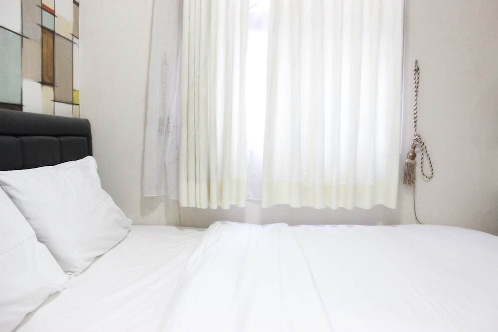 Бандунг: Minimalist 2BR The Suites Metro Apartment By Travelio