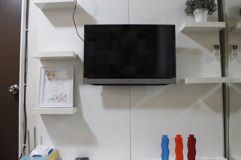 Бандунг: Minimalist 2BR The Suites Metro Apartment By Travelio
