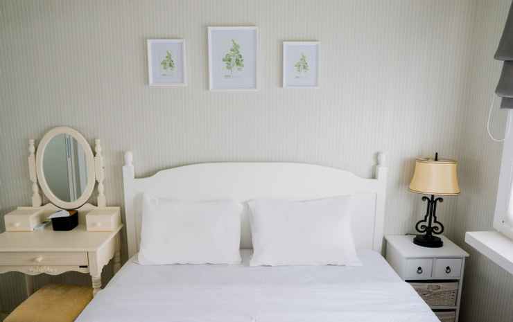 Бандунг: Elegant 1BR Parahyangan Residence Apartment With Mountain View by Travelio