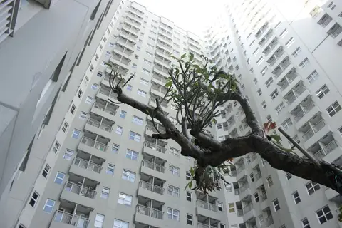 Direct Access to Pool 2BR Apartment at Parahyangan Residence — фото 1