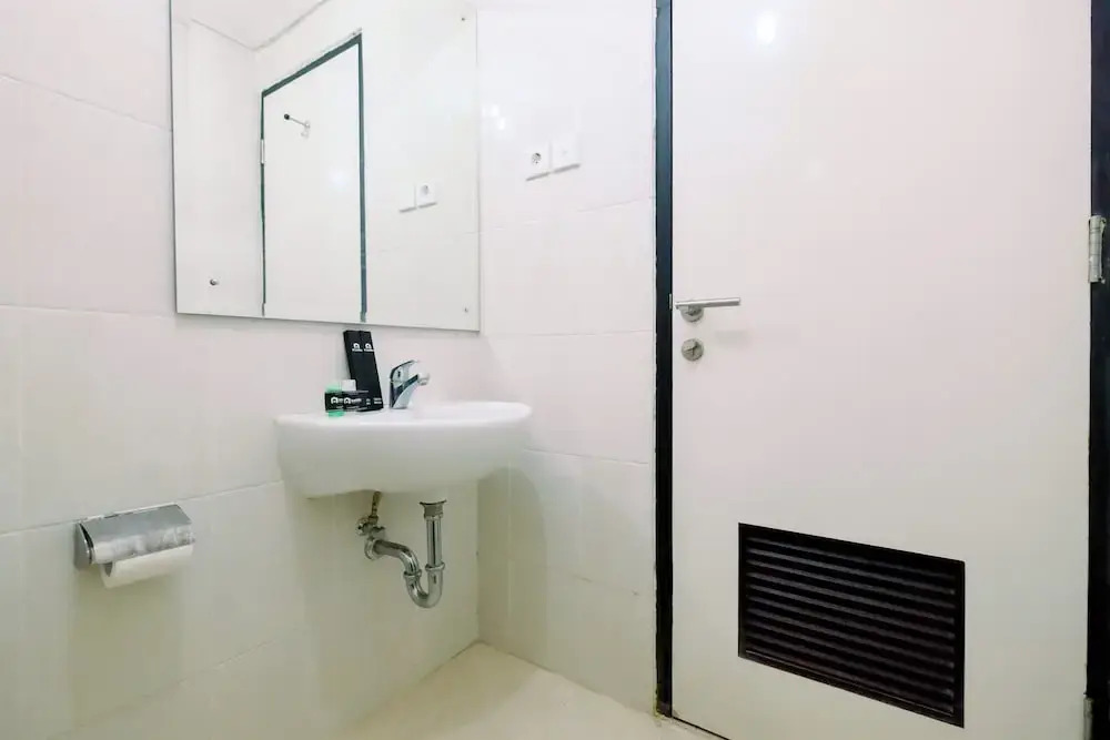 Джакарта: Cozy and Modern Studio at Nifarro Park Apartment