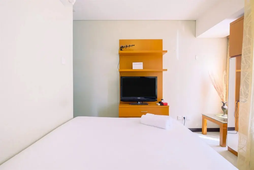 Джакарта: Cozy and Modern Studio at Nifarro Park Apartment